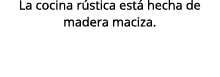 La cocina r stica est hecha de madera maciza.