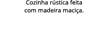 Cozinha r stica feita com madeira maci a.