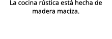 La cocina r stica est hecha de madera maciza.
