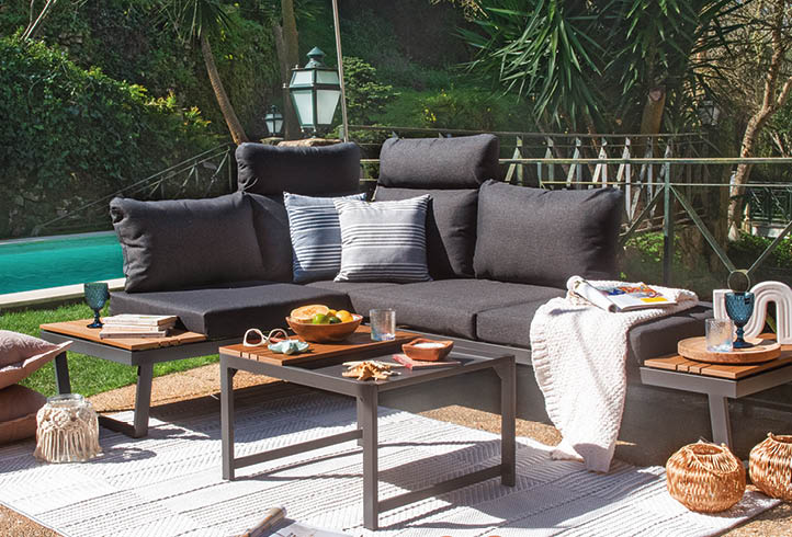 A patio set is placed on a rug outside. AI generated content